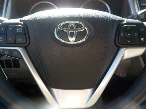 Used 2016 Toyota Highlander XLE image 18