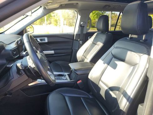 Used 2021 Ford Explorer XLT w/ Equipment Group 202A AWD/4WD image 18