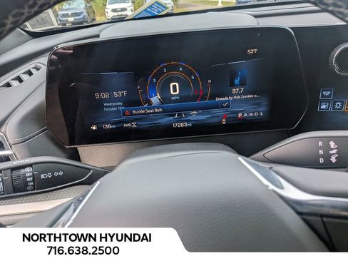 Used 2025 Chevrolet Traverse LT image 13