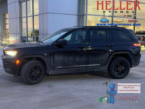 Used 2024 Jeep Grand Cherokee Altitude image 1