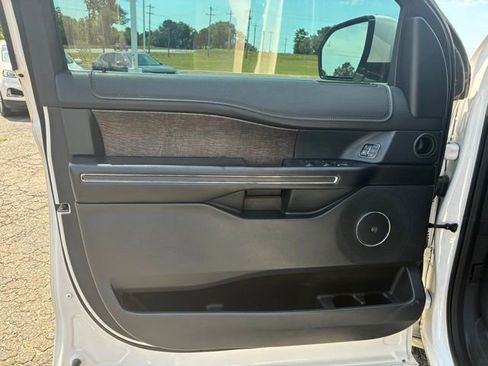 Used 2018 Ford Expedition Limited w/ Equipment Group 301A AWD/4WD image 14