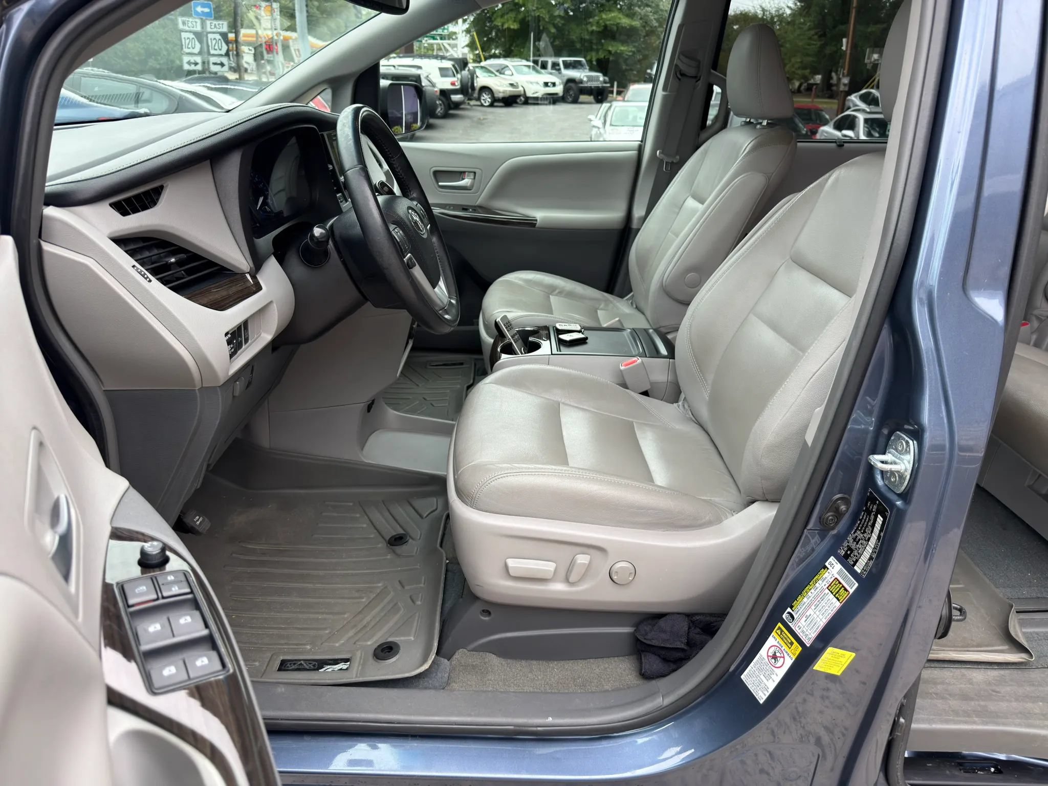 Used 2017 Toyota Sienna XLE Premium FWD image 25