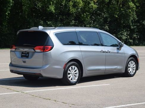 Used 2017 Chrysler Pacifica Touring-L FWD image 26