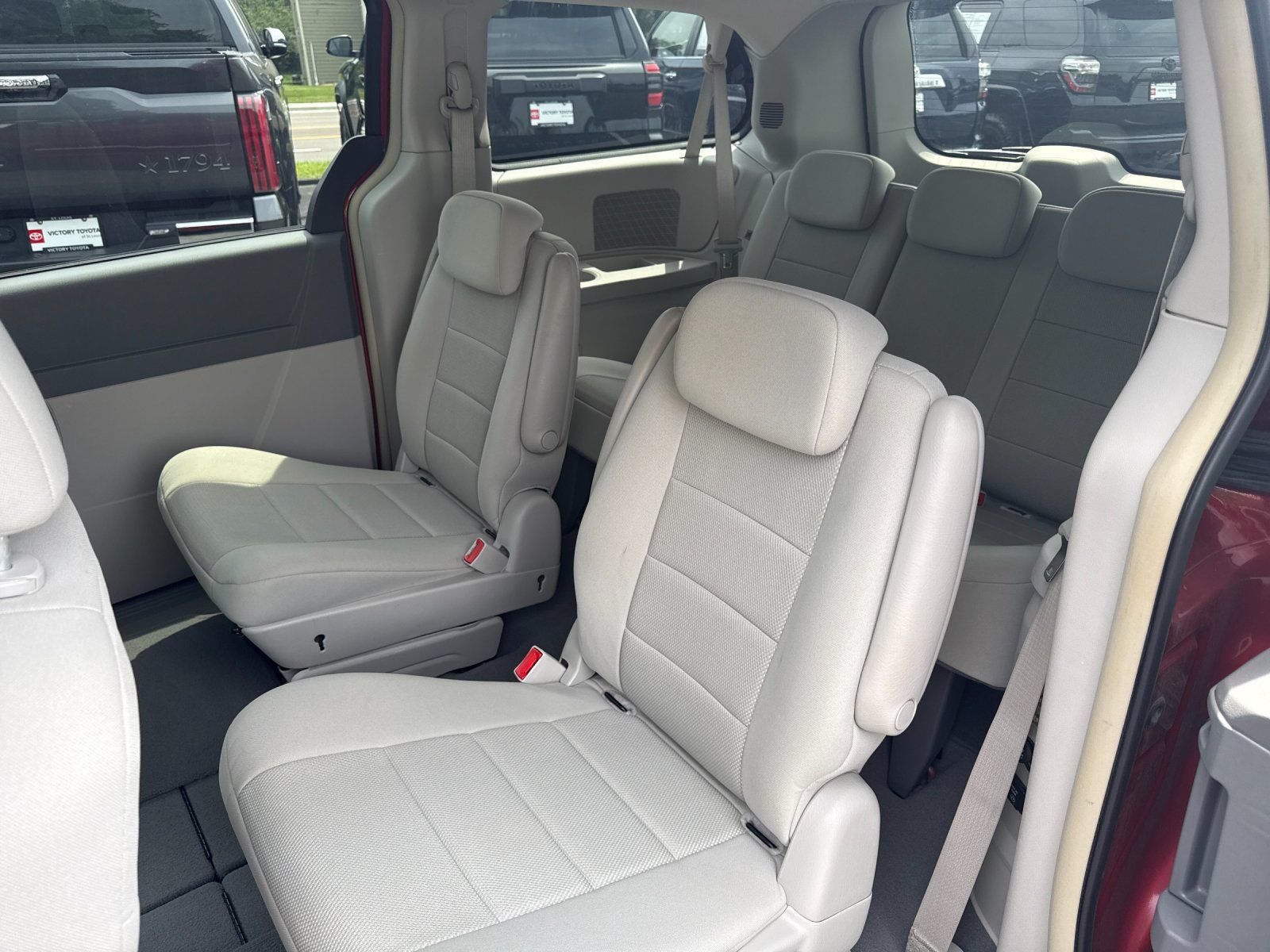 Used 2008 Dodge Grand Caravan SXT w/ Entertainment Group 2 FWD image 12