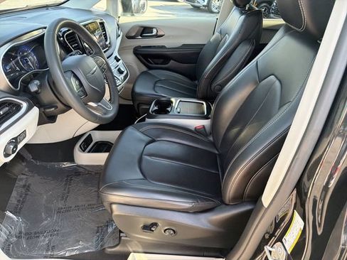 Used 2023 Chrysler Pacifica Touring-L FWD image 11