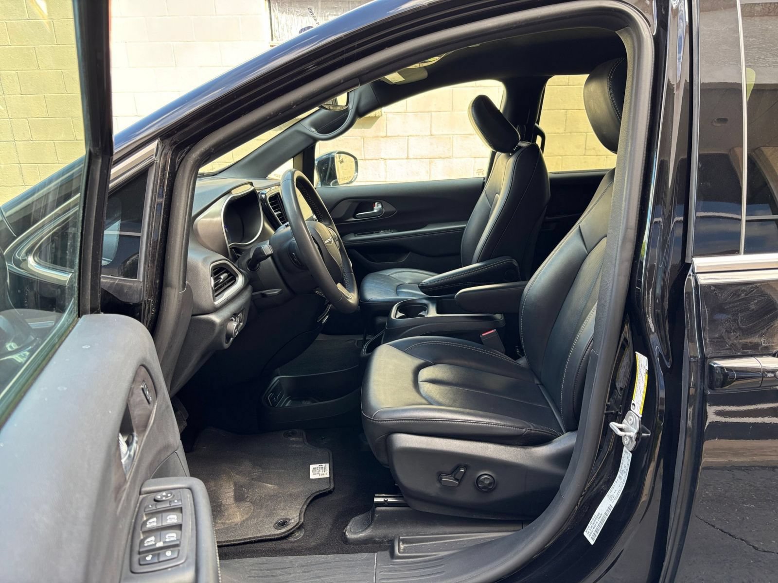 Used 2025 Chrysler Pacifica Select FWD image 28