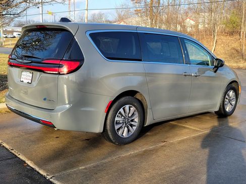 Used 2023 Chrysler Pacifica Touring-L FWD image 3