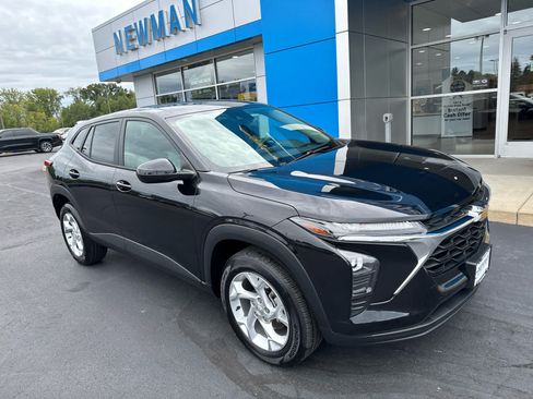 Used 2024 Chevrolet Trax LS w/ LS Convenience Package FWD image 1