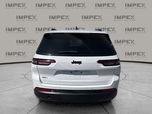Used 2023 Jeep Grand Cherokee L Laredo image 4