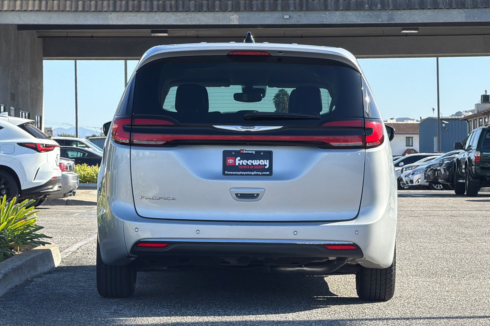Used 2023 Chrysler Pacifica Touring-L FWD image 5