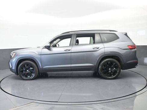 Used 2024 Volkswagen Atlas SE w/ Panoramic Sunroof Package FWD image 3