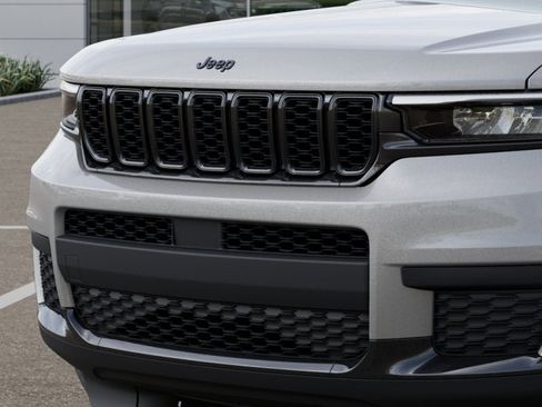 New 2025 Jeep Grand Cherokee L Altitude image 12