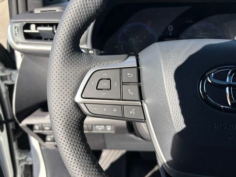 Used 2025 Toyota Sienna Platinum image 21