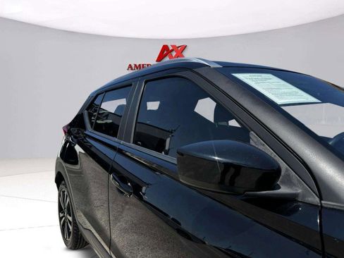 Used 2019 Nissan Kicks SV image 7