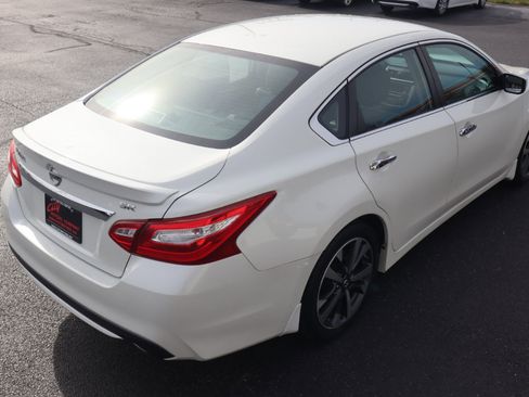 Used 2016 Nissan Altima 2.5 SR w/ LED Appearance Package image 13