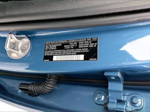 Certified 2025 Volvo XC40 B5 Core image 40