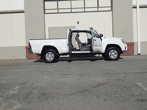 Used 2015 Toyota Tacoma PreRunner w/ SR5 Package RWD image 3
