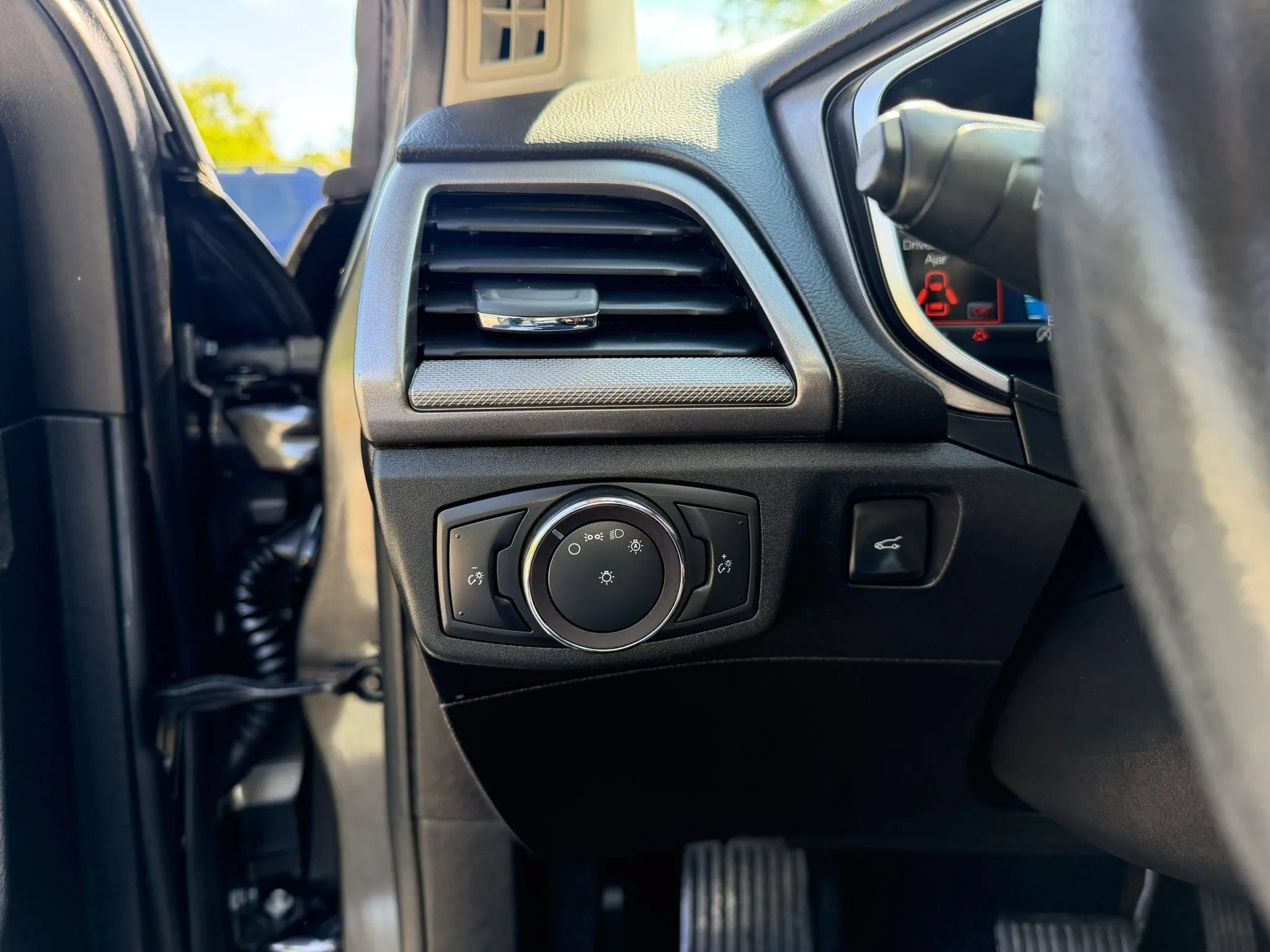 Used 2019 Ford Fusion SE FWD image 19