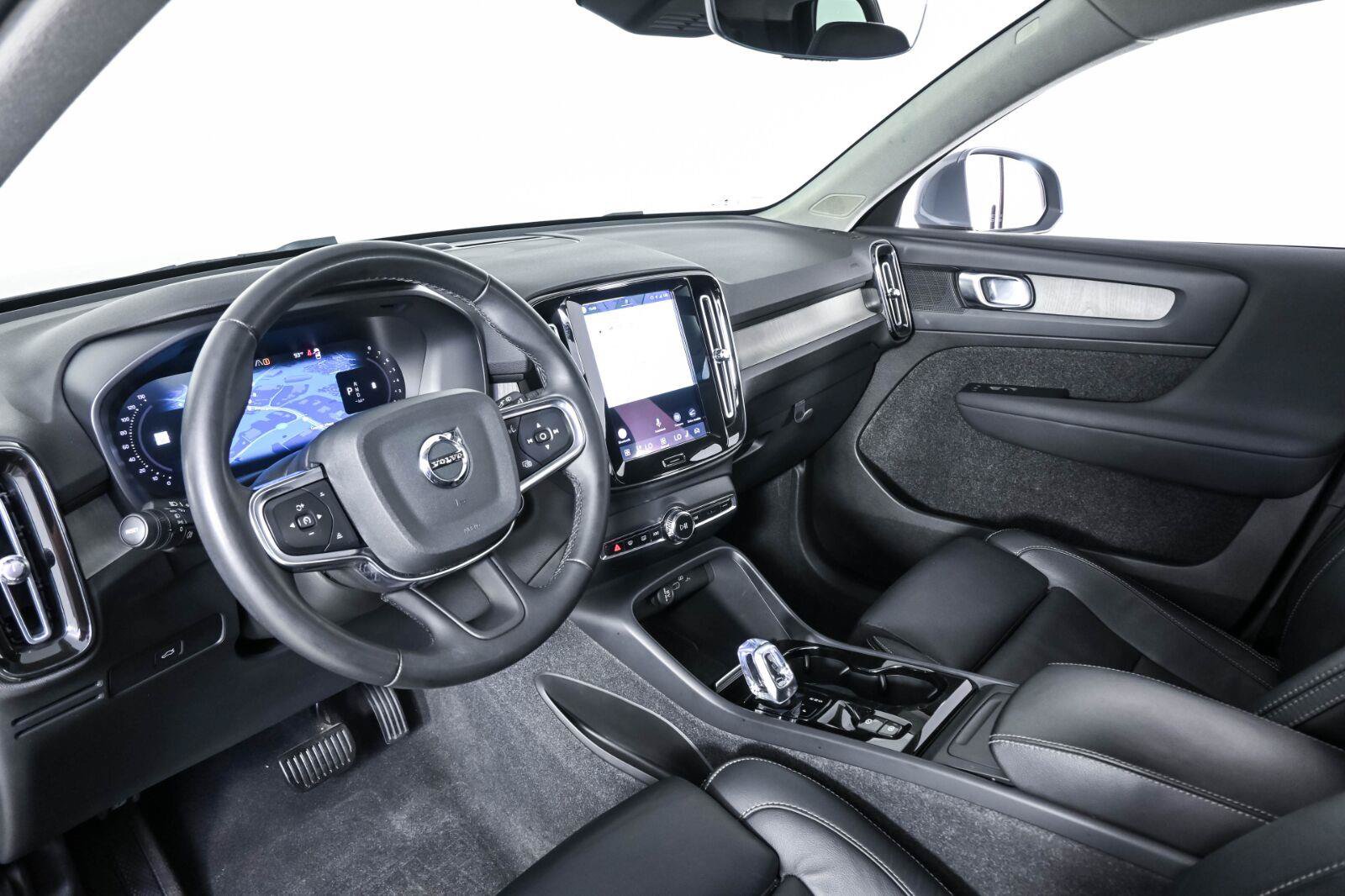 Used 2023 Volvo XC40 B5 Plus w/ Protection Package Premier AWD/4WD image 4