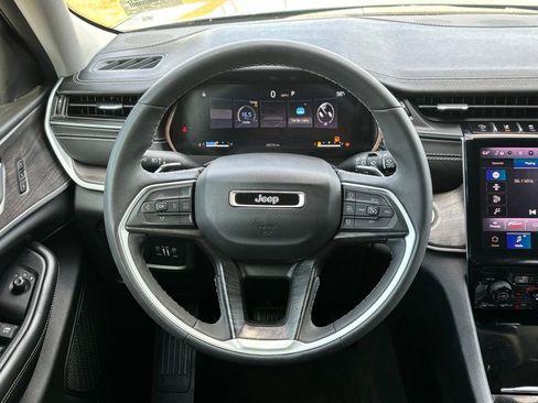 Used 2023 Jeep Grand Cherokee Limited w/ Luxury Tech Group II image 17