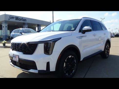 Used 2024 Kia Sorento S image 2