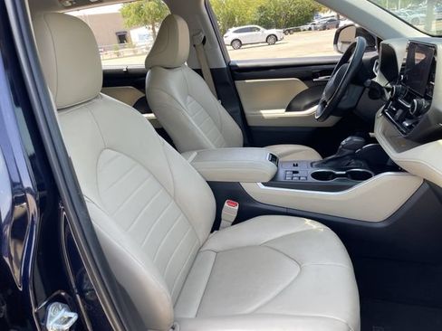 Used 2024 Toyota Highlander XLE FWD image 26