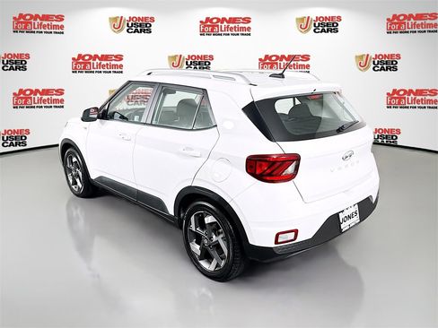 Certified 2024 Hyundai Venue SEL image 2