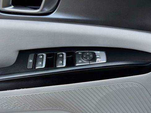 Used 2024 Kia Carnival LX FWD image 17