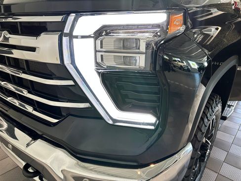 Used 2025 Chevrolet Silverado 2500 LTZ w/ LTZ Convenience Package AWD/4WD image 35