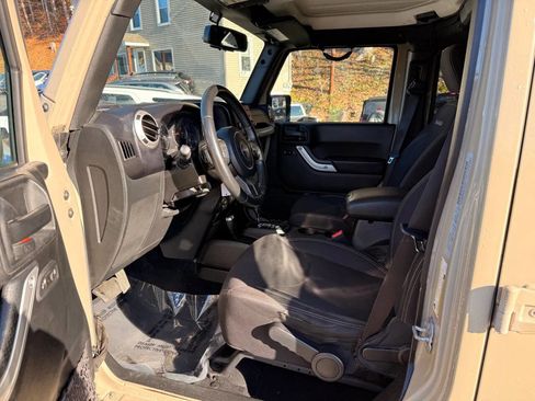Used 2017 Jeep Wrangler Unlimited Sahara w/ Connectivity Group image 11
