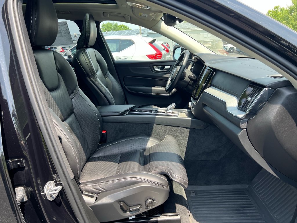 Certified 2025 Volvo XC60 B5 Ultra w/ Protection Package Premier AWD/4WD image 28
