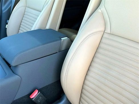 New 2025 Land Rover Discovery Dynamic SE image 18