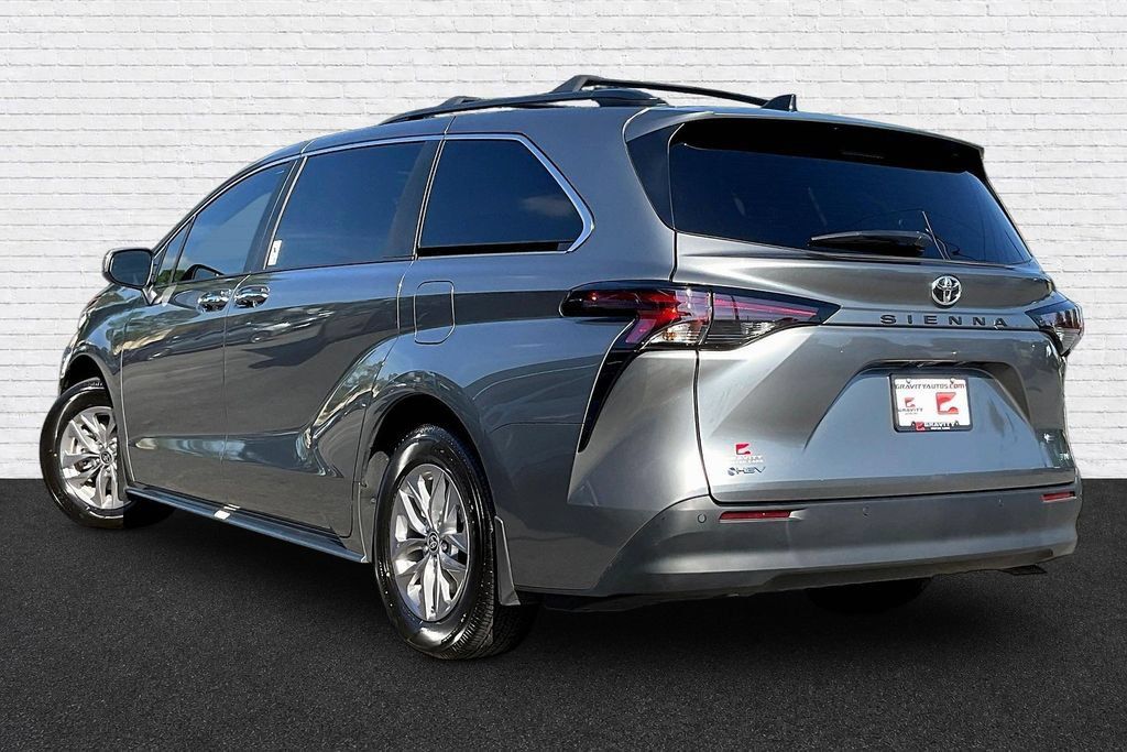 Used 2026 Toyota Sienna XLE FWD image 4