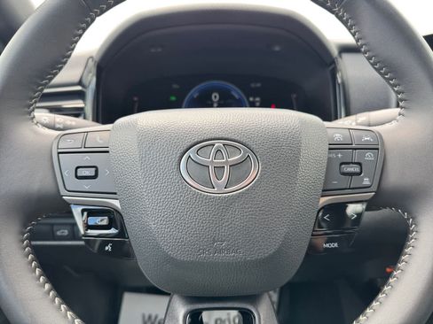 Used 2025 Toyota Camry SE FWD image 15