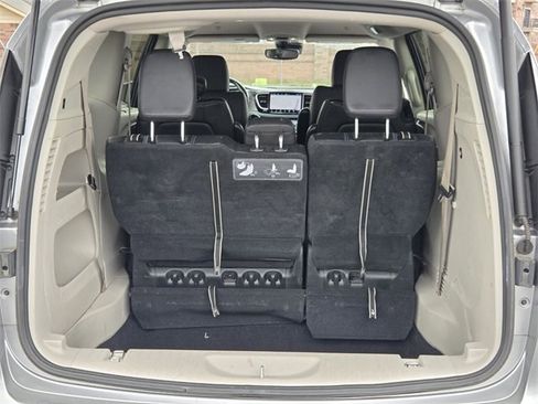 Used 2021 Chrysler Pacifica Touring-L image 13