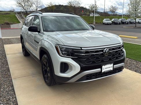 New 2025 Volkswagen Atlas Peak Edition SE image 3