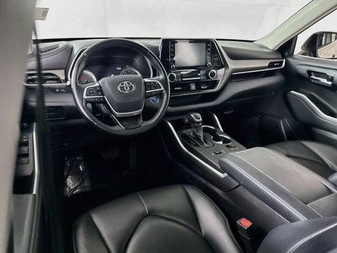 Used 2022 Toyota Highlander XLE AWD/4WD image 19