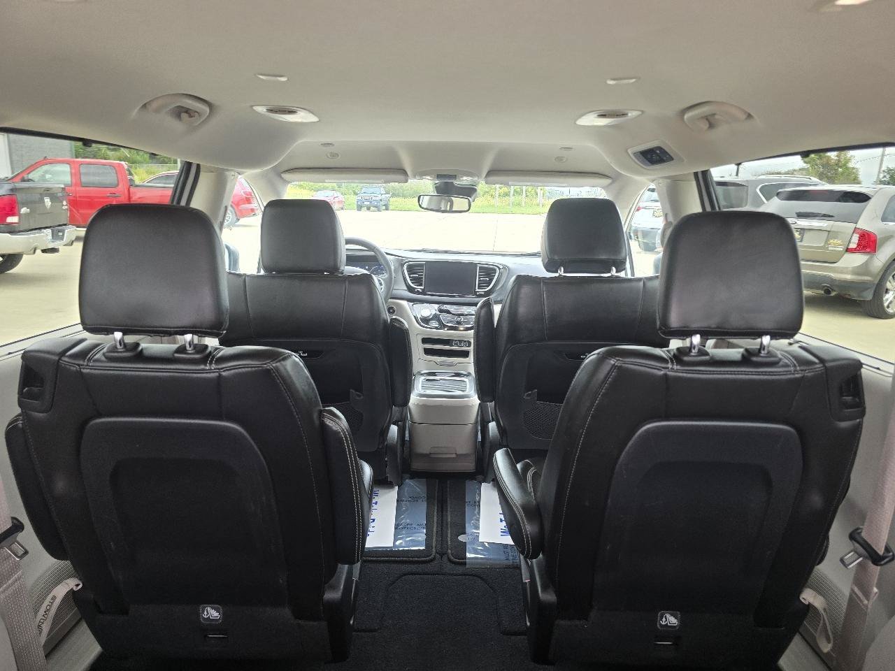 Used 2023 Chrysler Pacifica Touring-L FWD image 6