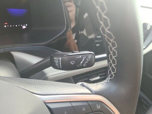 Used 2024 Volkswagen Taos SE w/ Panoramic Sunroof Package image 23