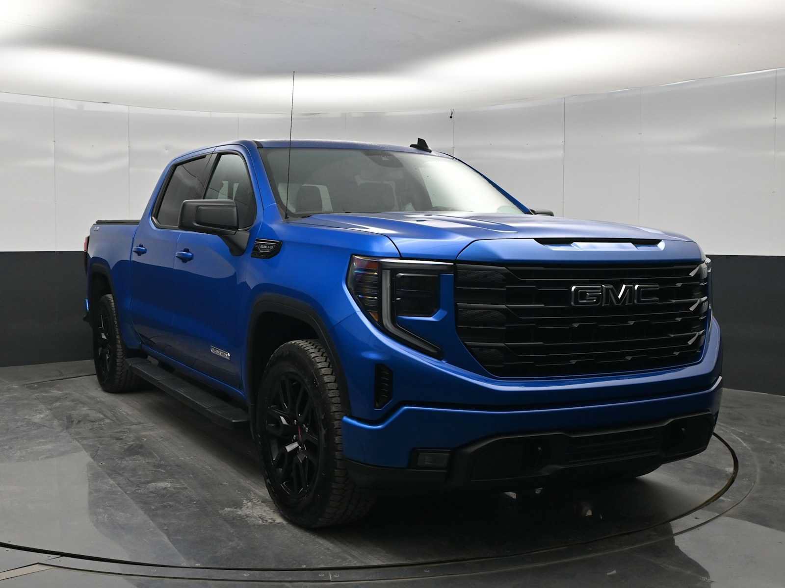 Used 2024 GMC Sierra 1500 Elevation w/ Preferred Package AWD/4WD image 2
