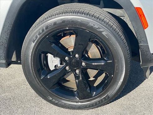 Used 2023 Jeep Grand Cherokee L Laredo image 10