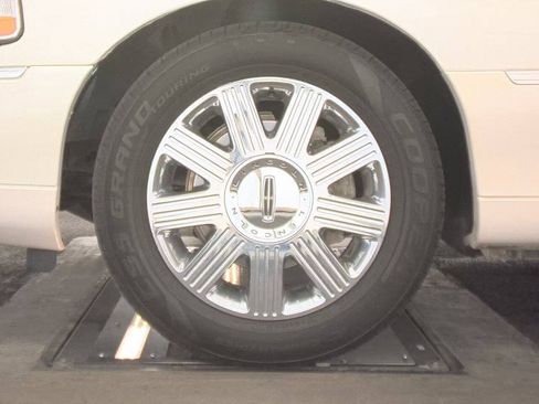 Used 2003 Lincoln Town Car Cartier RWD image 17