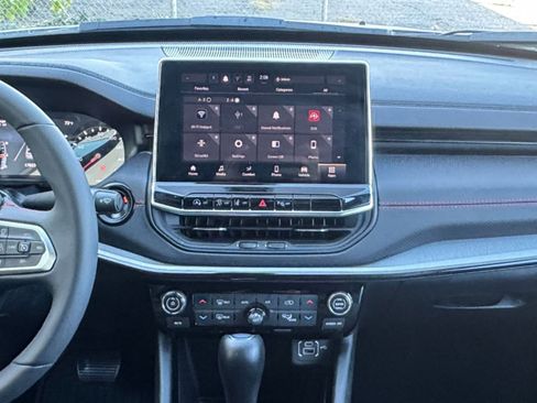 Used 2025 Jeep Compass Trailhawk image 18