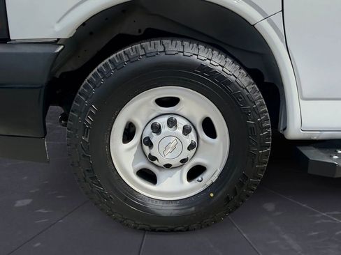Used 2018 Chevrolet Express 3500 image 32