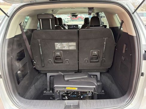 Used 2022 Kia Carnival LX image 24