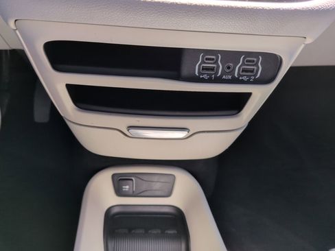 Used 2023 Chrysler Pacifica Touring-L FWD image 19