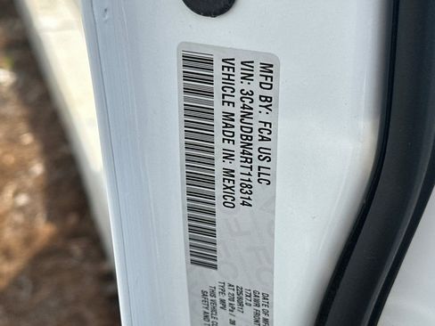 Used 2024 Jeep Compass Latitude image 35