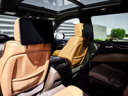 Used 2023 Cadillac Escalade ESV Sport w/ LPO, ONYX Package image 38