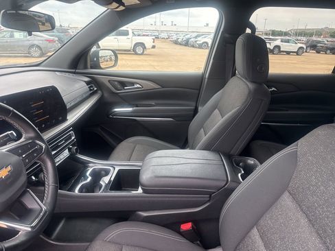 Used 2025 Chevrolet Traverse LT image 41