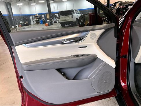 Used 2017 Cadillac XT5 Luxury w/ Driver Awareness Package AWD/4WD image 9